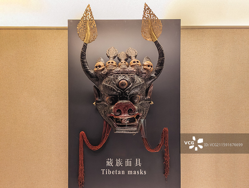上海博物馆藏藏族彩漆牛头明王跳神面具图片素材