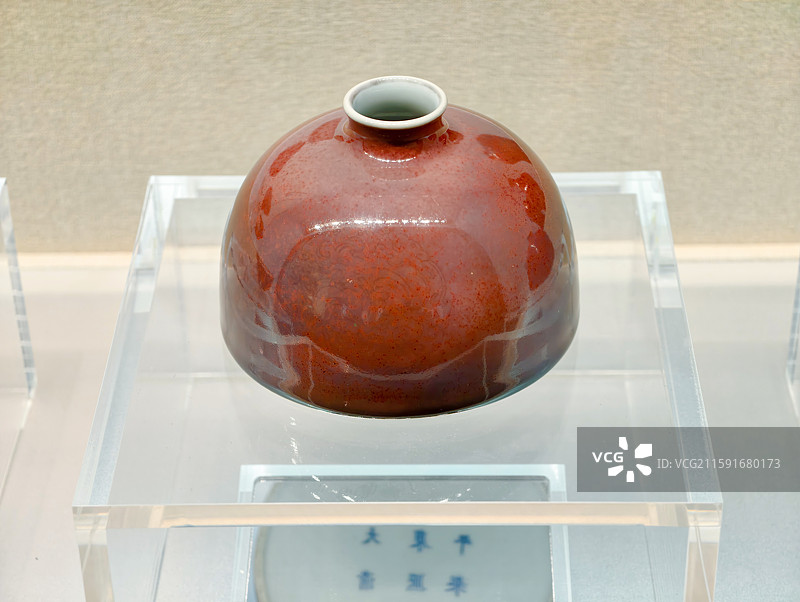 广西壮族自治区博物馆清康熙时期豇豆红釉暗刻团螭纹白太尊图片素材