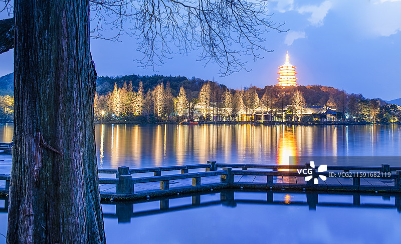 雷峰塔夜景 杭州 杭州西湖风光 西湖地标古建筑雷峰塔 杭州标志性景点图片素材