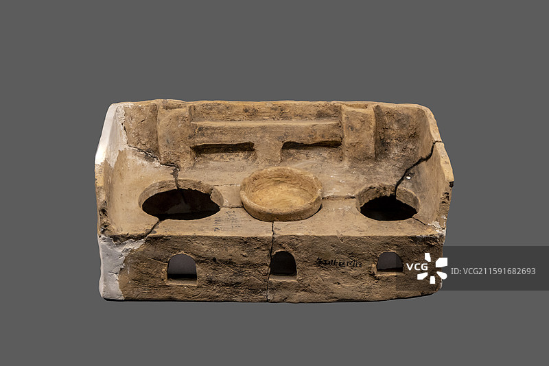 湖北省武汉博物馆：三孔带釜陶灶（汉，新洲区红山咀出土）图片素材