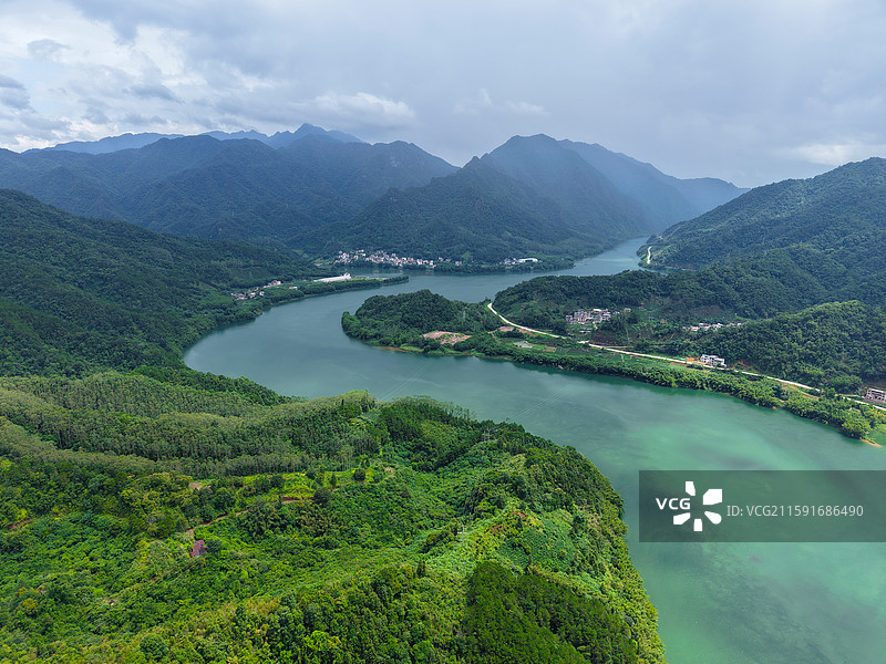 广西贺州昭平航拍茶园桂江生态河流图片素材