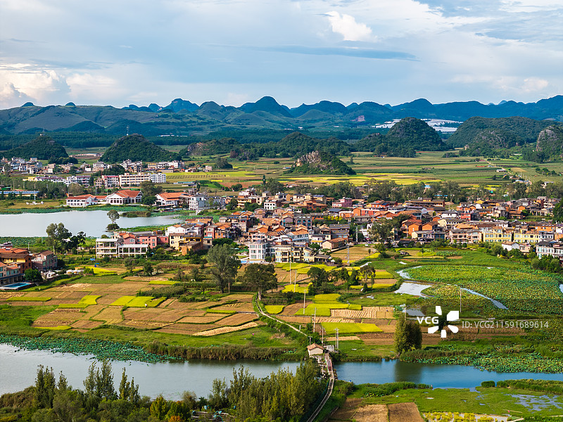 云南普者黑仙人洞喀斯特地貌航拍图片素材