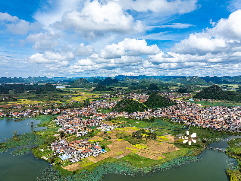 云南普者黑仙人洞喀斯特地貌航拍图片素材