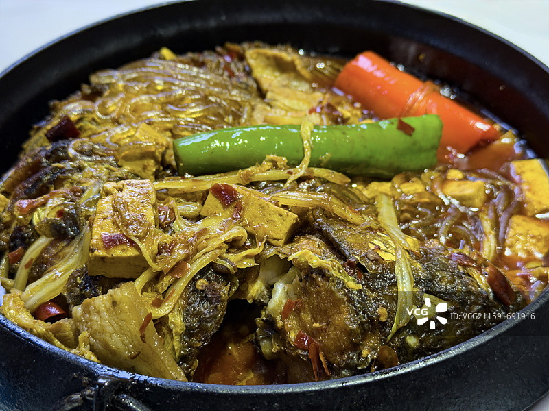 东北菜得莫利炖鱼铁锅炖鱼图片素材