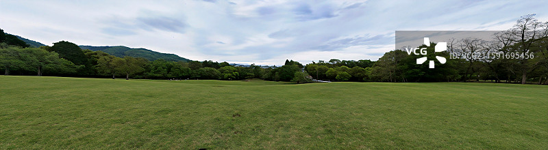 奈良公园面积广阔，东大寺、春日大社等古迹林立，野鹿成群，自然与文化景观相得益彰。图片素材