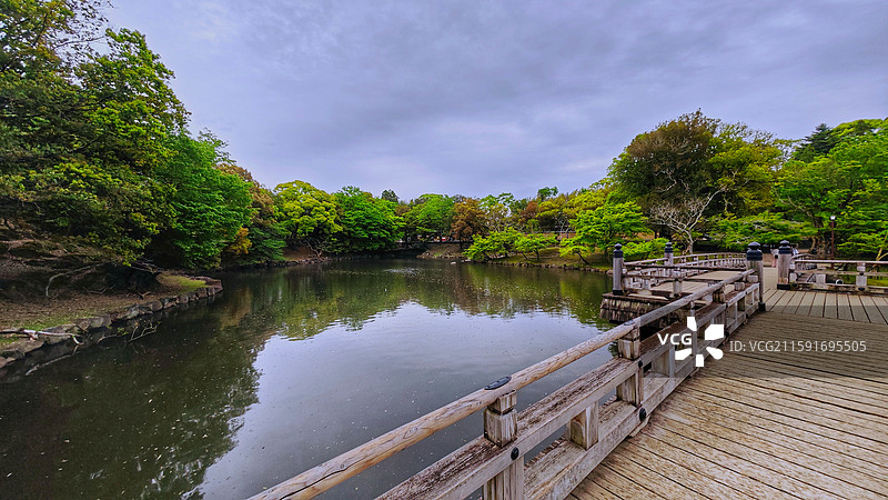 奈良公园面积广阔，东大寺、春日大社等古迹林立，野鹿成群，自然与文化景观相得益彰。图片素材