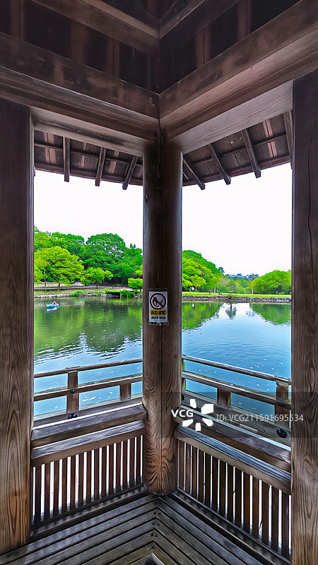 奈良公园面积广阔，东大寺、春日大社等古迹林立，野鹿成群，自然与文化景观相得益彰。图片素材