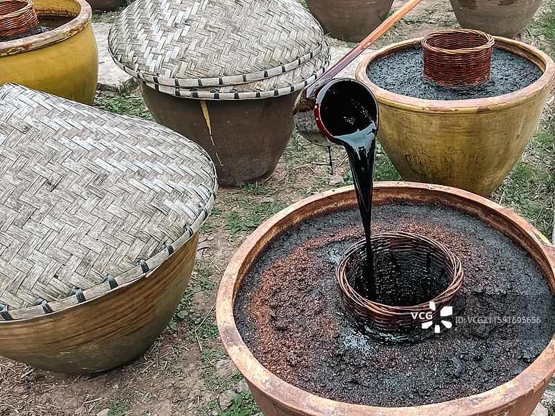 醋坛子，在户外用坛子晒醋，酿造醋，发酵，赤水晒醋图片素材