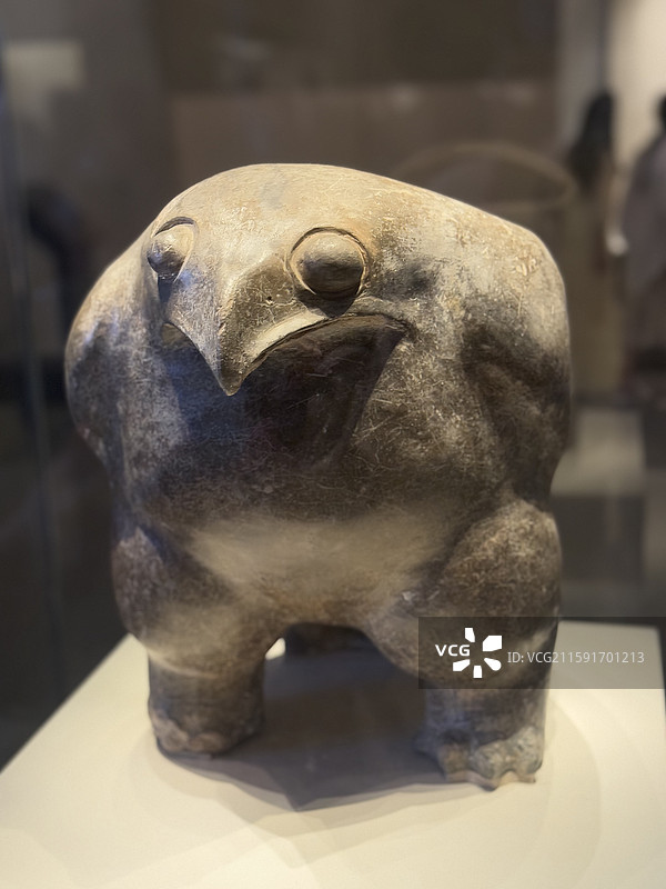 鹰形陶鼎，仰韶文化，陕西华县太平庄，中国国家博物馆图片素材