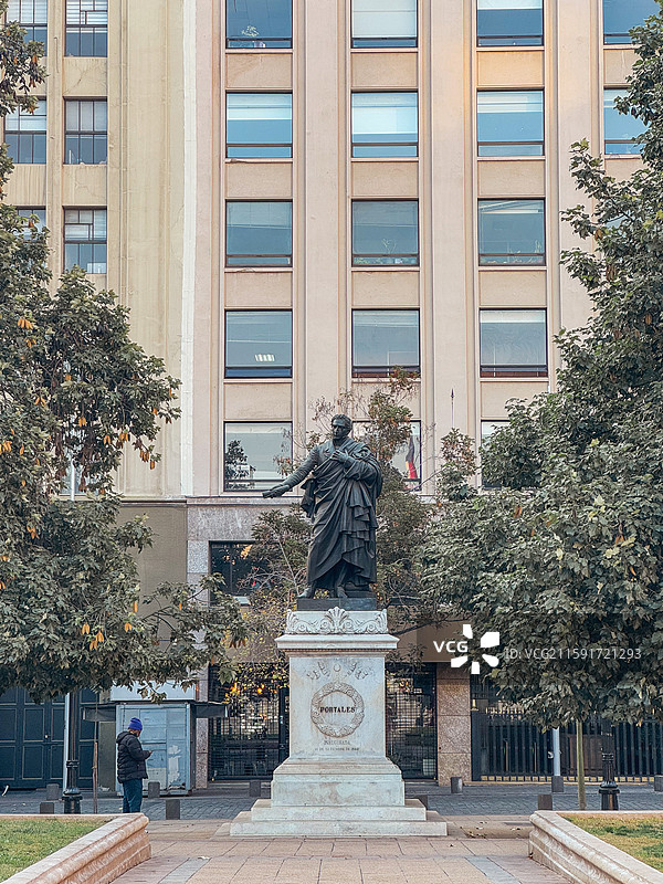 智利圣地亚哥拉莫内达宫阿古斯蒂纳斯街上的迭戈·波塔莱斯纪念碑图片素材