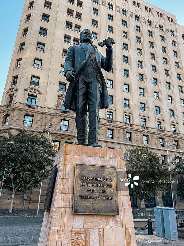 智利圣地亚哥武器广场上的佩德罗·阿吉雷·塞尔达纪念碑图片素材