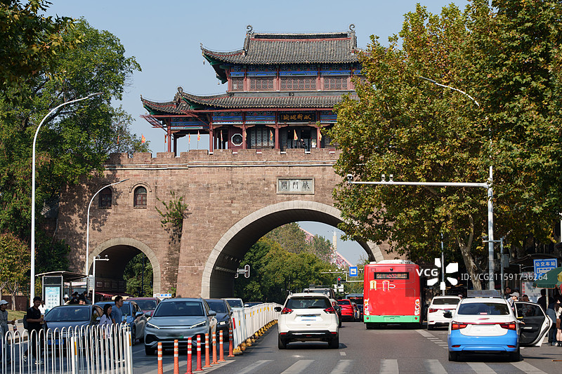 车水马龙的湖北省武汉汉阳铁门关风景图片素材