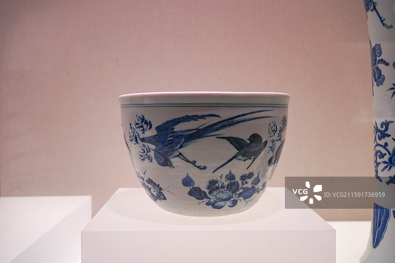 辽宁省博物馆藏明崇祯青花花鸟纹缸图片素材