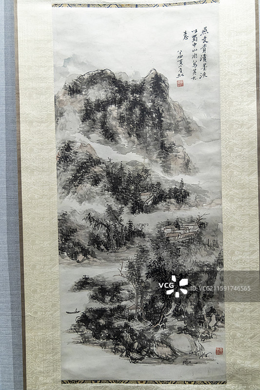 民国 黄宾虹山水轴【1947年，上海市历史博物馆收藏；黄宾虹，原名懋质，改名质，字朴存】图片素材