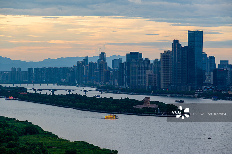 湖南省长沙市岳麓区桔子洲，毛泽东青年艺术雕塑，指点江山，杜甫江阁，问天台天际线图片素材