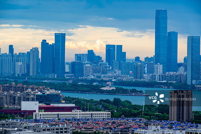 湖南省长沙市岳麓区桔子洲，毛泽东青年艺术雕塑，指点江山，杜甫江阁，问天台天际线图片素材