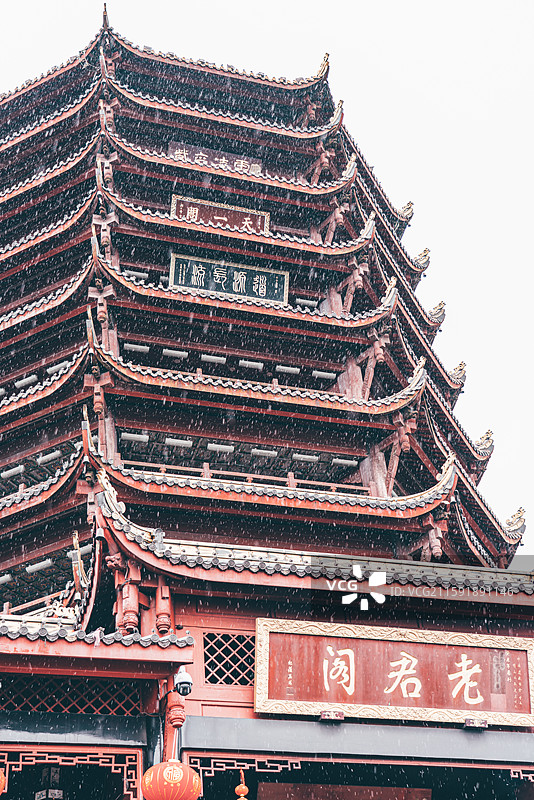大雪中的青城山老君阁图片素材