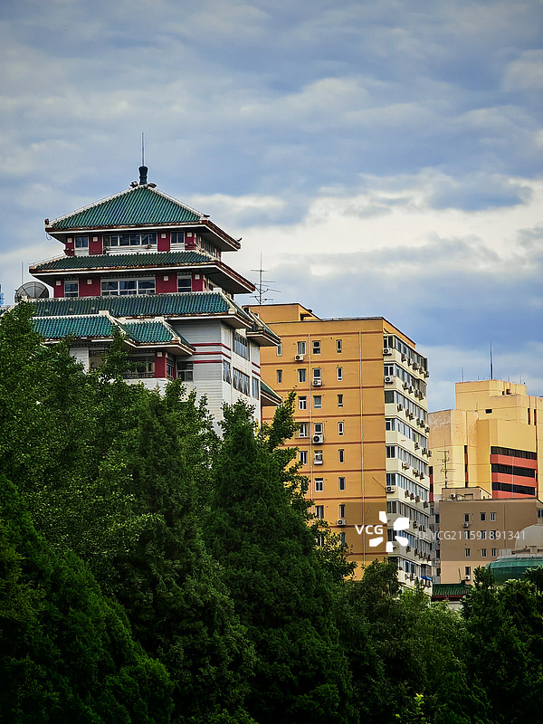 每次路过东直门内大街的天桥，都忍不住多看一眼这绿瓦红墙的楼阁建筑图片素材