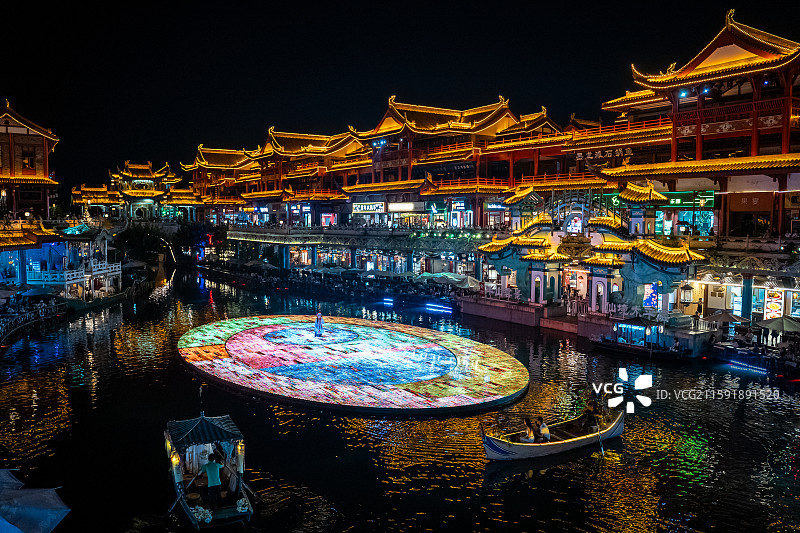 四川省眉山市东坡印象水街夜景舞台表演图片素材
