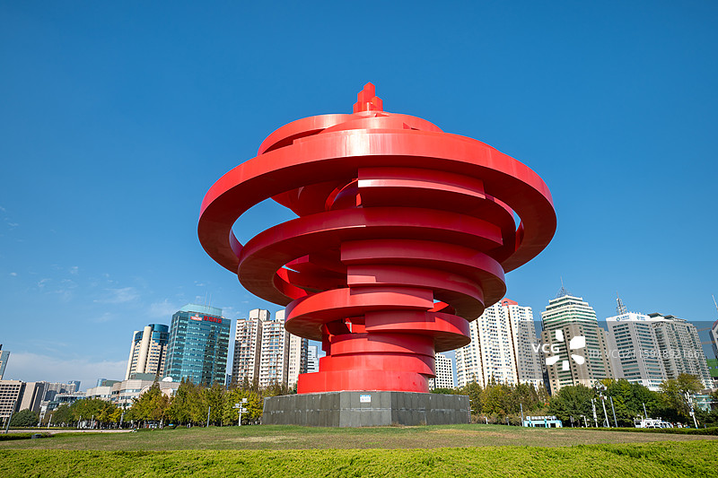 山东青岛五四广场雕塑“五月的风”图片素材