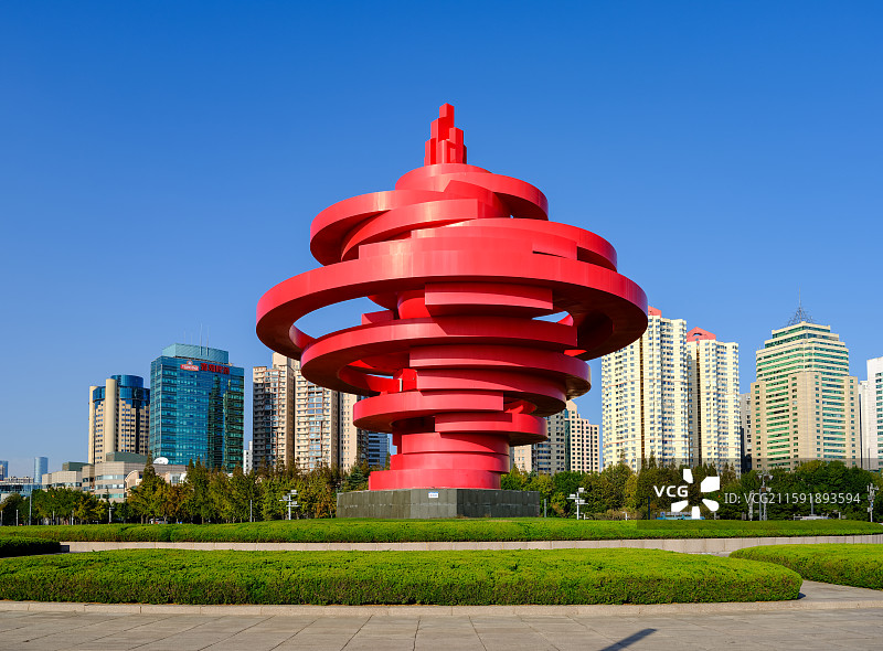 山东青岛五四广场标志性建筑-《五月的风》雕塑图片素材