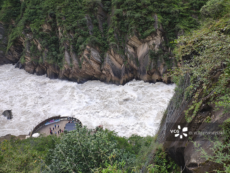云南丽江虎跳峡的山水风光图片素材