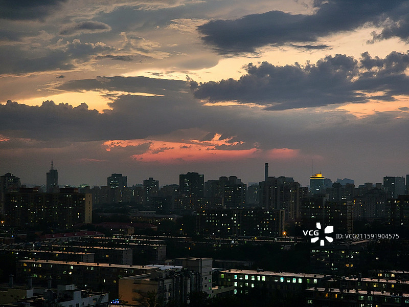 中国北京亮马桥，雨过天晴的傍晚图片素材