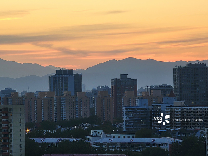 中国北京，从亮马桥眺望北京西山的晚霞图片素材