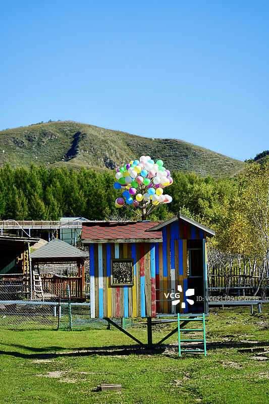 2025年9月17日河北神仙谷七彩森林国际旅游度假区彩虹木屋特写图片素材