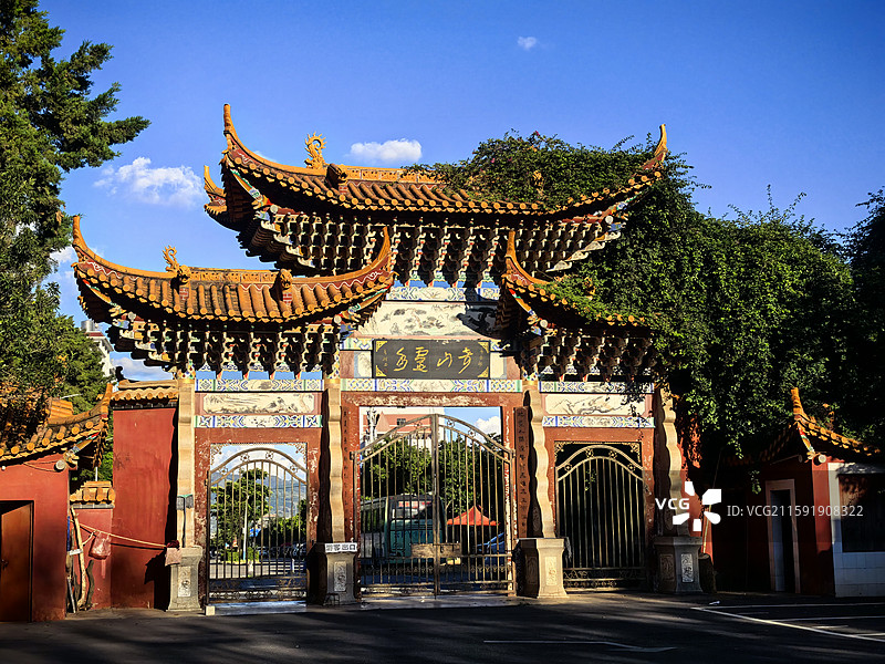云南玉溪九龙池公园的龟灵山寺牌坊图片素材