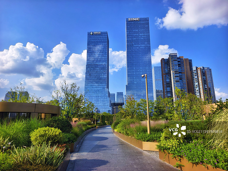 四川成都高新区SKP公园夏天风光图片素材