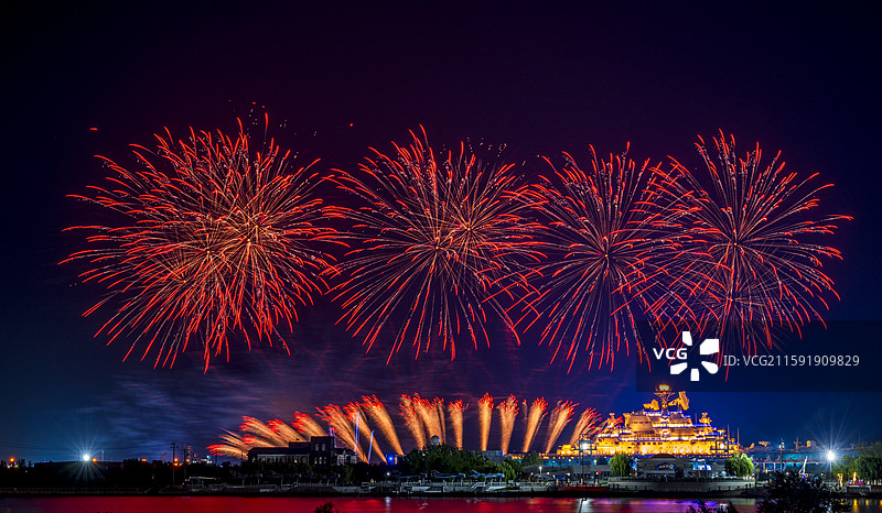 天津滨海航母主题公园夜空中的绚烂烟花盛宴图片素材