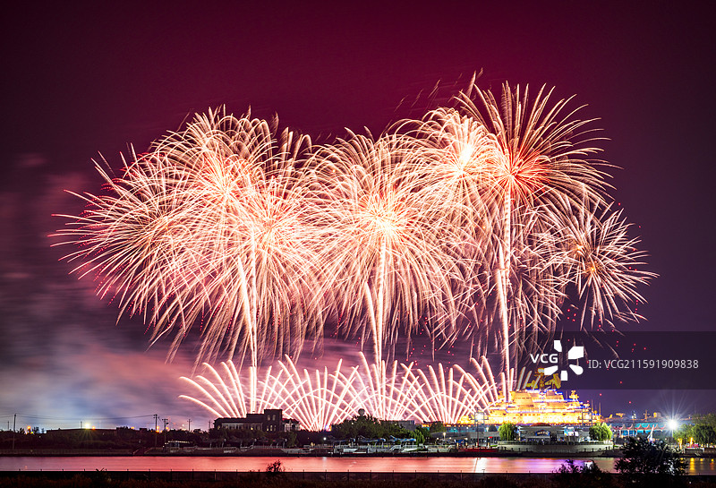 天津滨海航母主题公园夜空中的绚烂烟花盛宴图片素材
