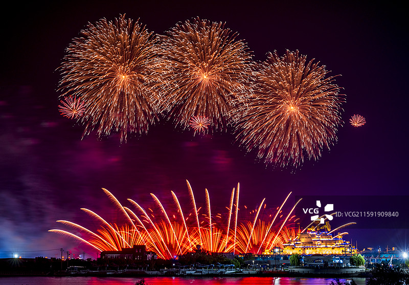 天津滨海航母主题公园夜空中的绚烂烟花盛宴图片素材