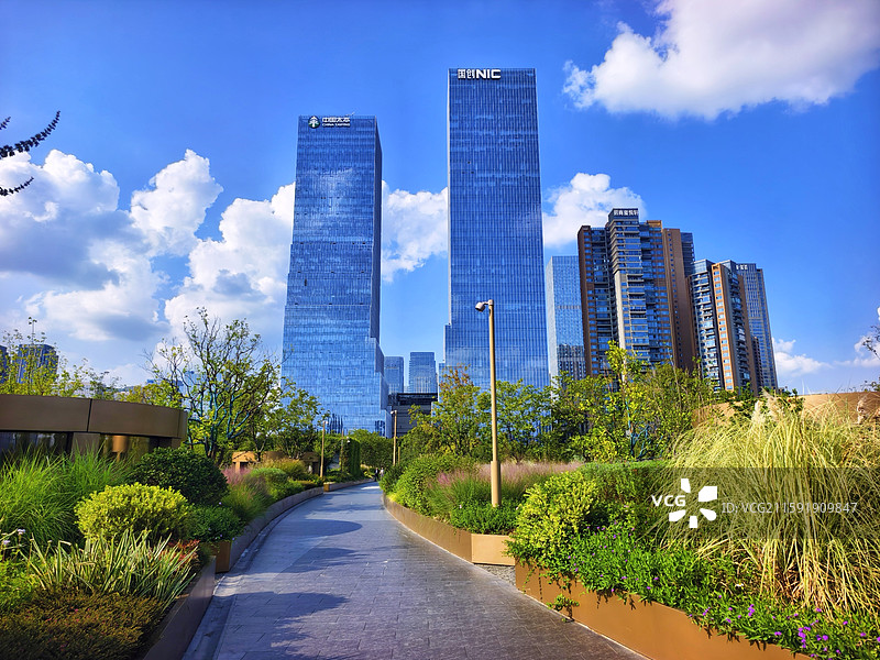 四川成都高新区SKP公园夏天风光图片素材