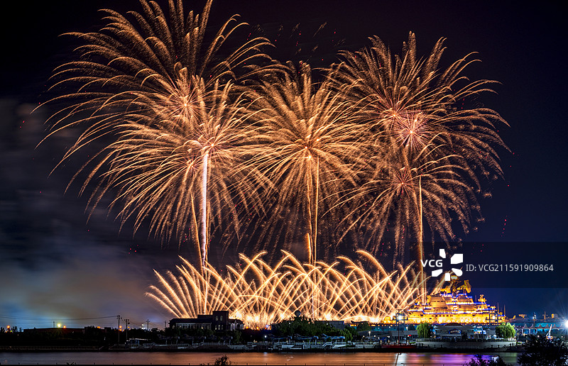 天津滨海航母主题公园夜空中的绚烂烟花盛宴图片素材