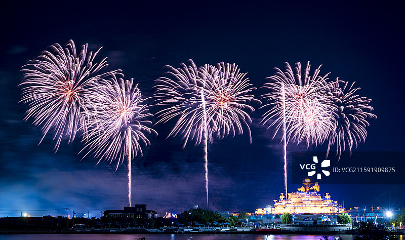 天津滨海航母主题公园夜空中的绚烂烟花盛宴图片素材
