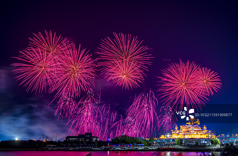 天津滨海航母主题公园夜空中的绚烂烟花盛宴图片素材