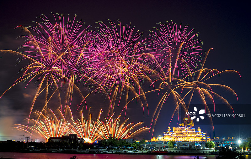 天津滨海航母主题公园夜空中的绚烂烟花盛宴图片素材