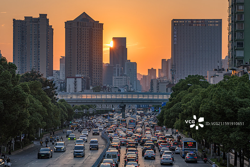 城市日落车流如织图片素材