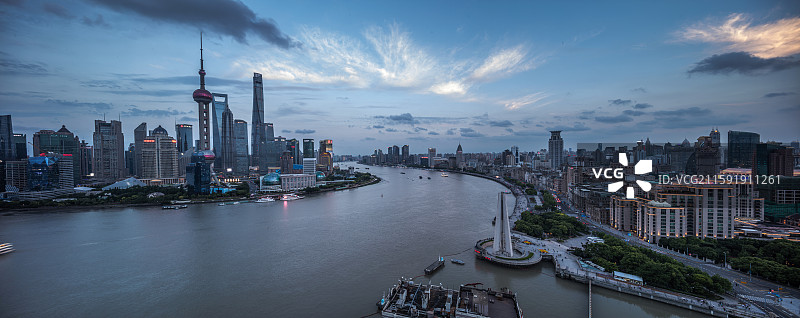 上海黄浦江两岸全景外滩与陆家嘴图片素材