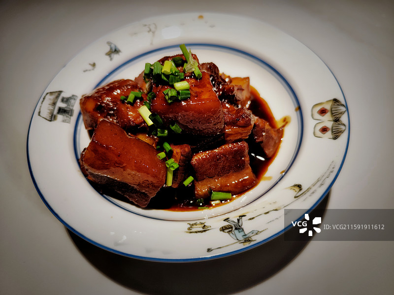 红烧肉（金华两头乌）：盘子里食物高视角特写镜头图片素材