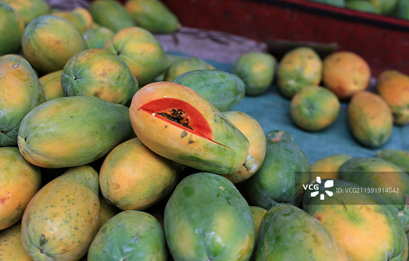 市场摊位出售的木瓜水果的特写拍摄图片素材