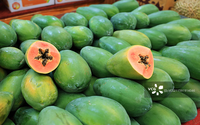 市场摊位出售的木瓜水果的特写拍摄图片素材