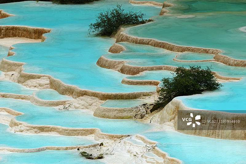 四川阿坝州黄龙钙化池五彩池争艳池瀑布风光图片素材