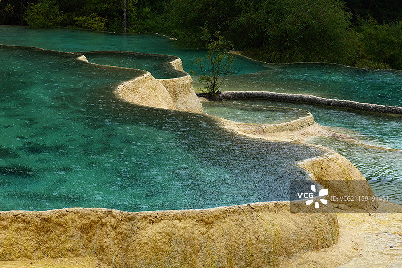 四川阿坝州黄龙钙化池五彩池争艳池瀑布风光图片素材