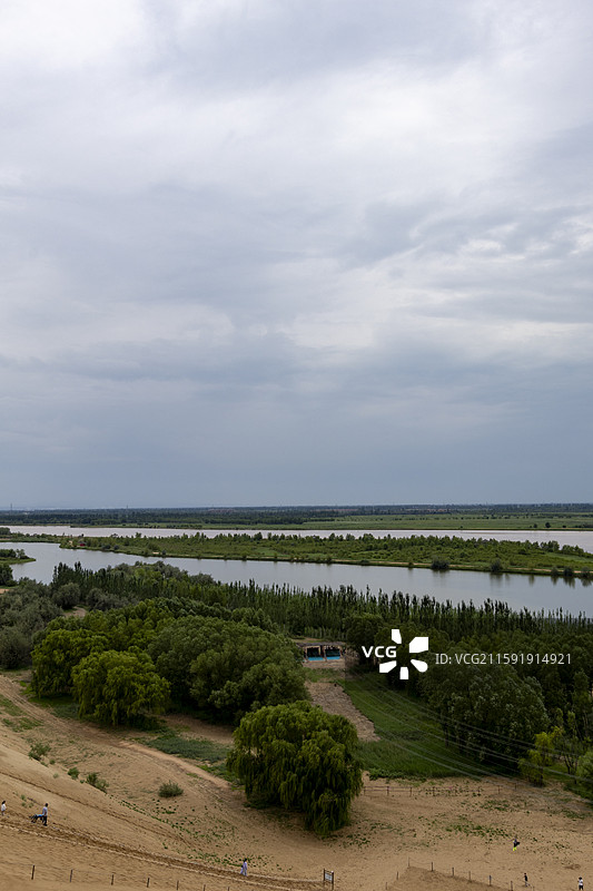 宁夏银川市黄沙古渡的黄沙、白云、绿洲图片素材