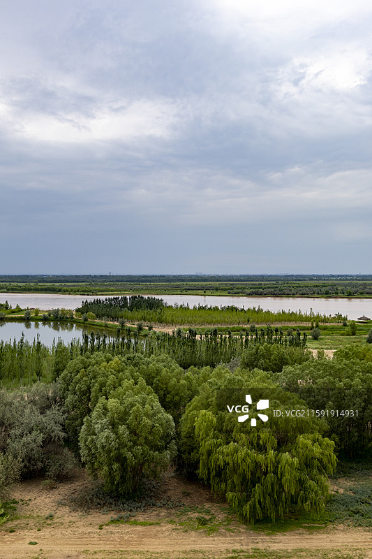 宁夏银川市黄沙古渡的黄沙、白云、绿洲图片素材