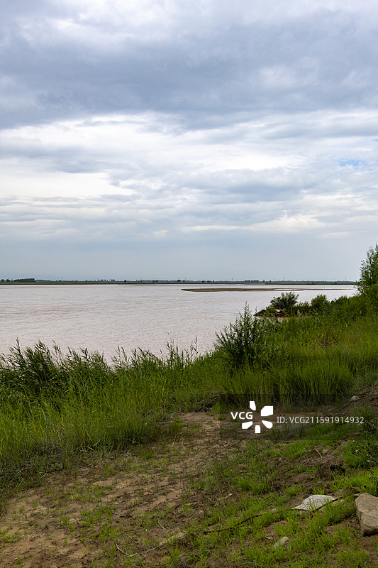 宁夏银川市黄沙古渡的黄沙、白云、绿洲图片素材