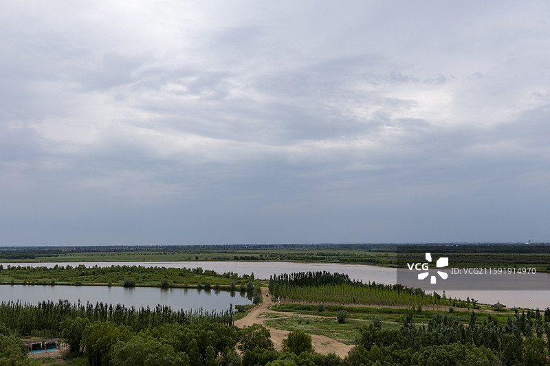 宁夏银川市黄沙古渡的黄沙、白云、绿洲图片素材